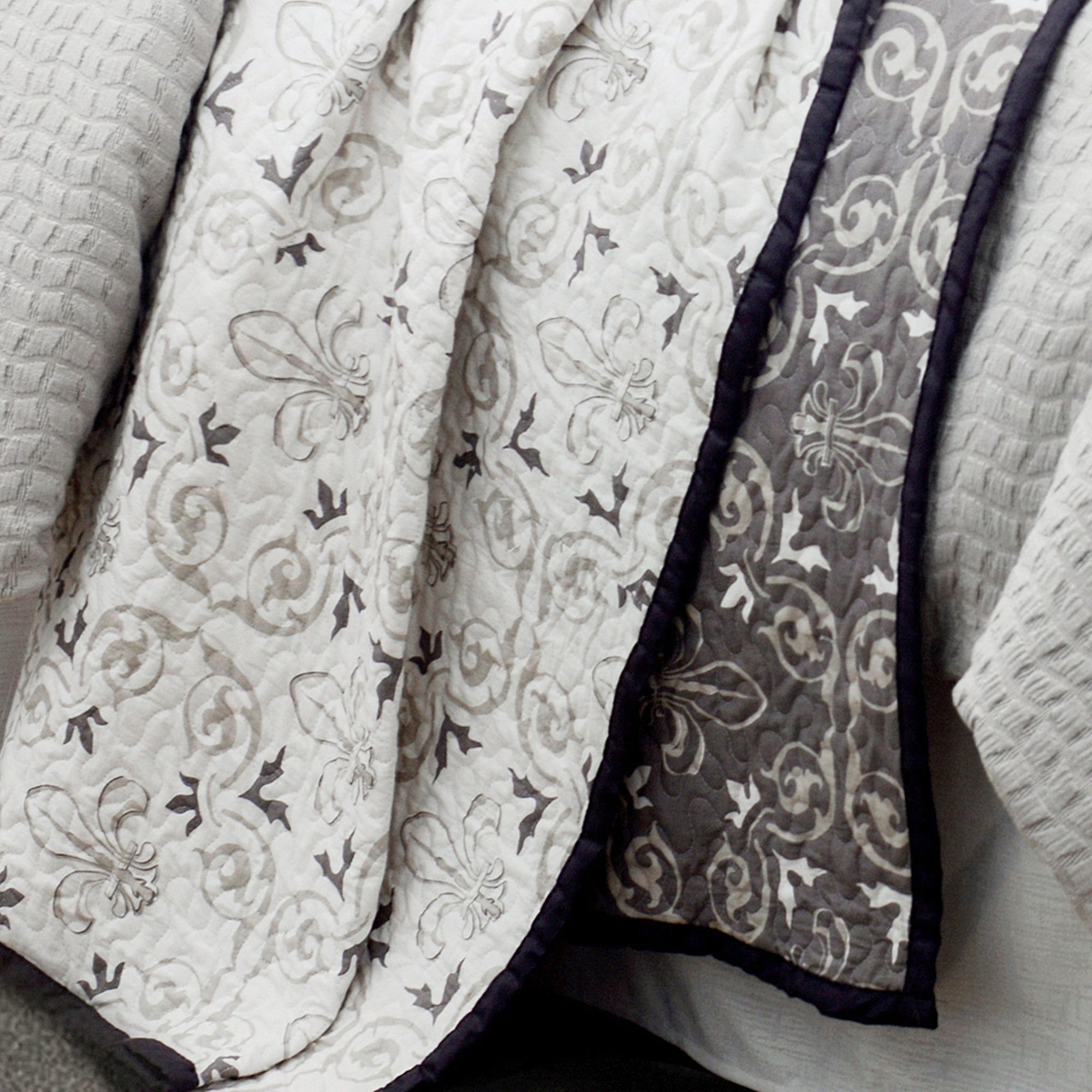 Fleur De Lis - Twin Reversible Quilt Set (Set of 2) - Gray / White