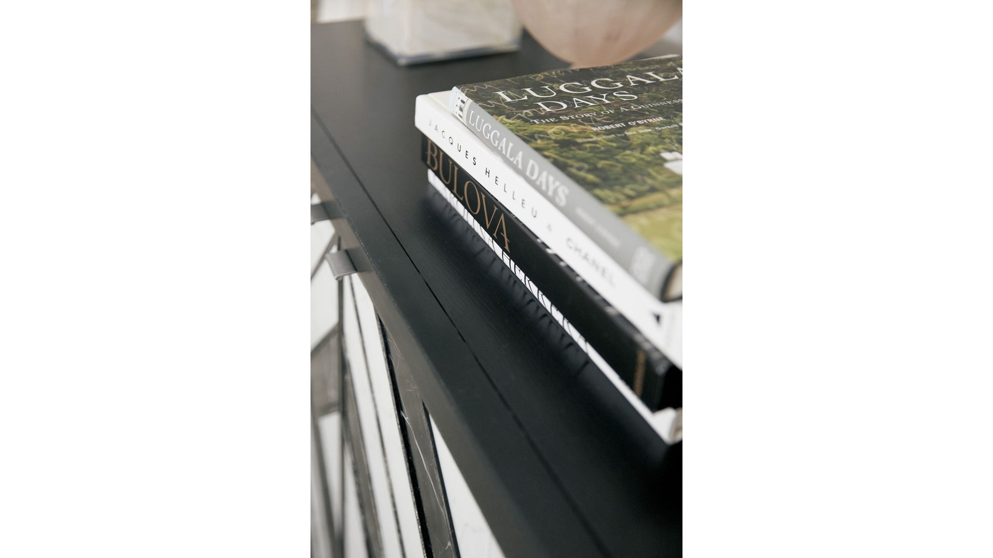 Sanctuary 2 - Noir Et Blanc Entertainment Console