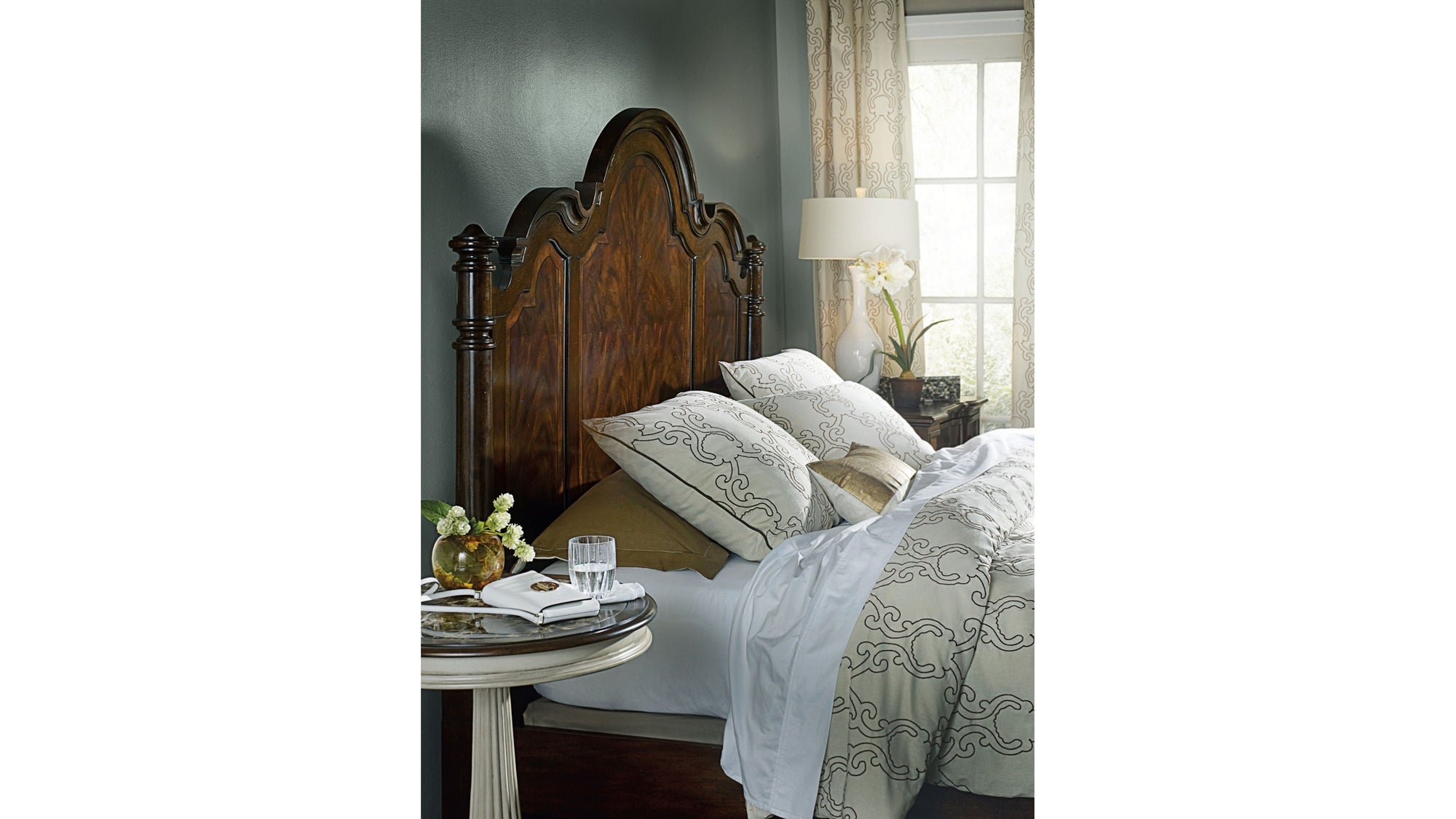 Leesburg - Poster Bed