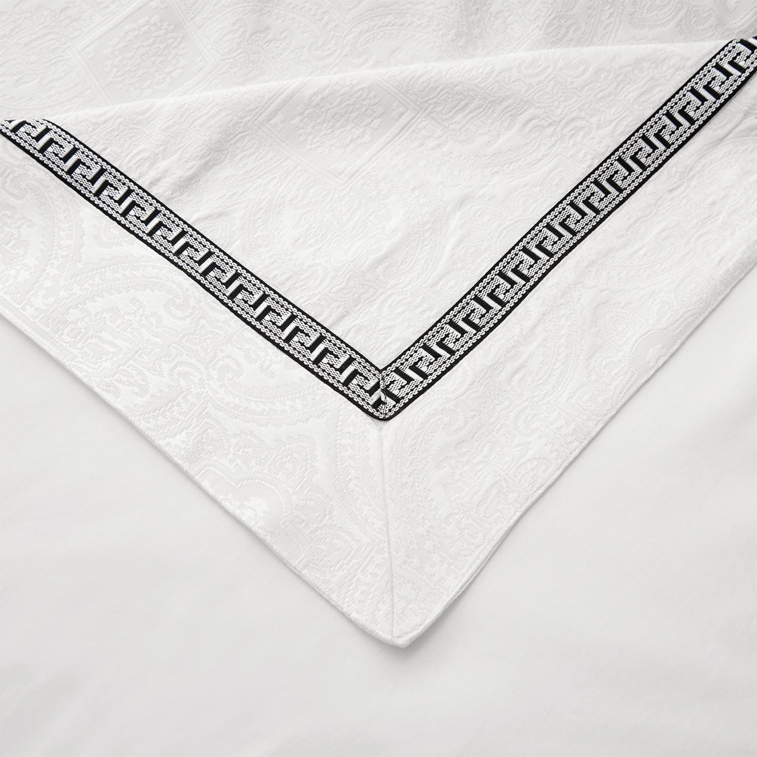 Liza White Matelasse - Queen Coverlet Set (Set of 4) - White / Black