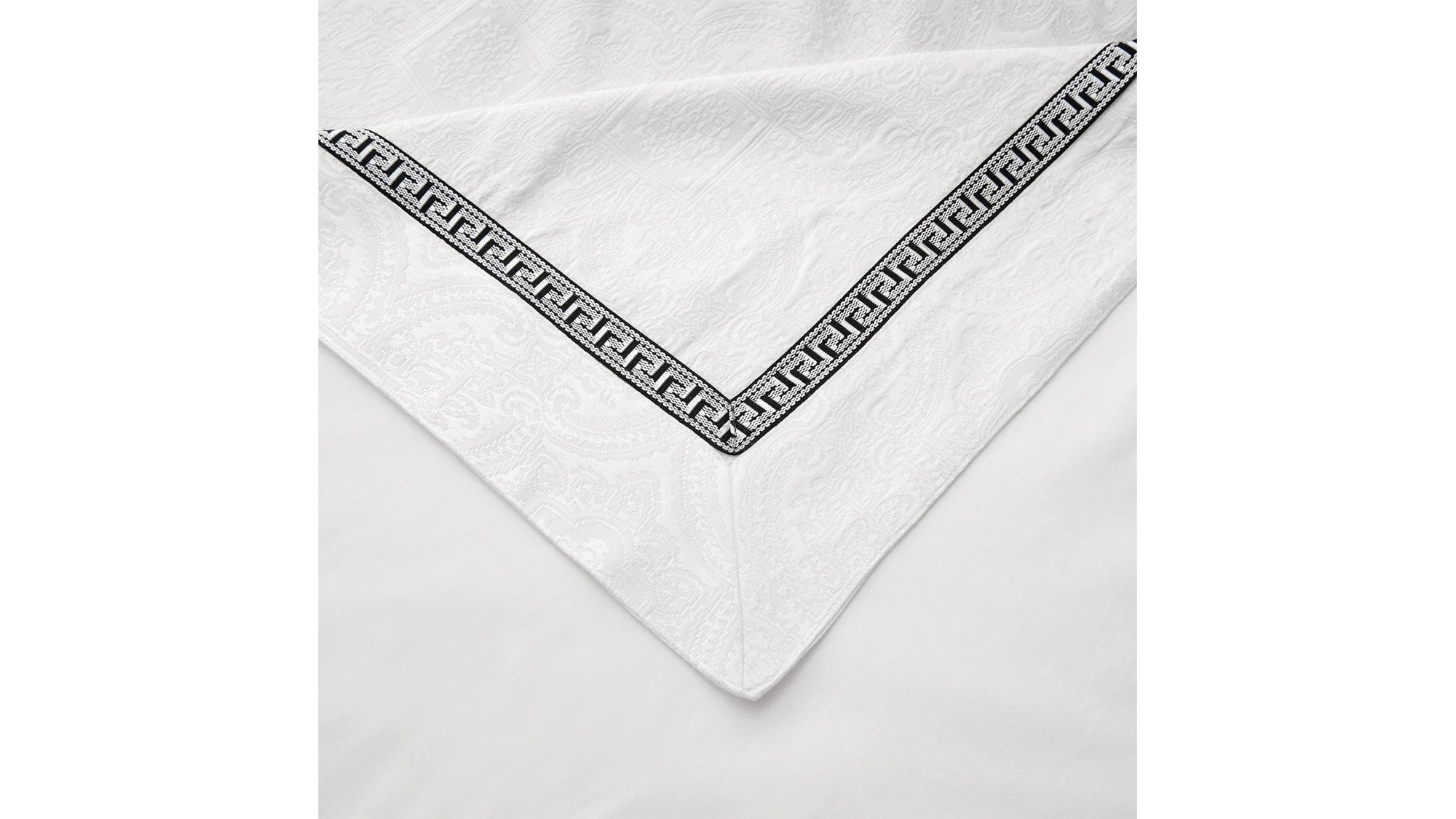 Liza White Matelasse - Queen Coverlet Set Set of 4 - White / Black