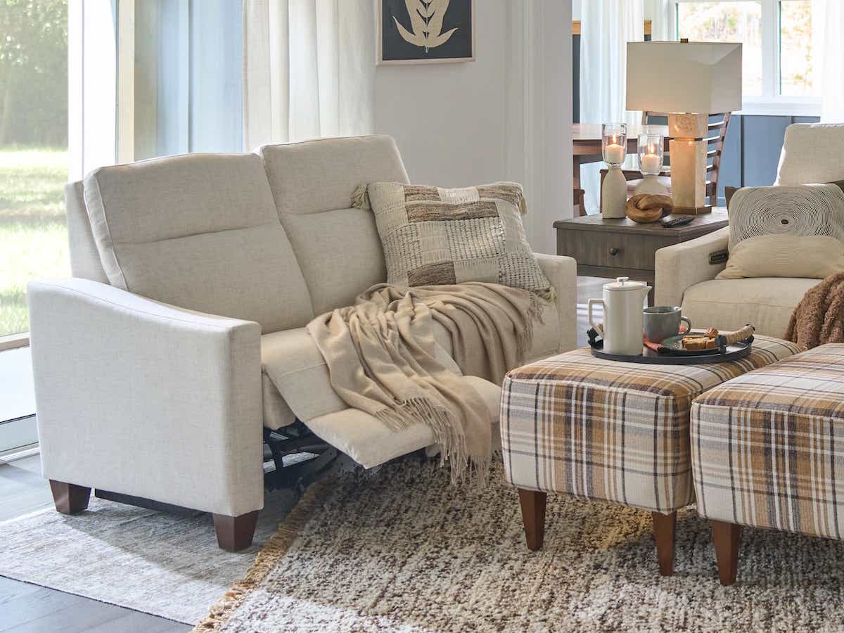 Quinault Power Reclining Loveseat w/ Headrest