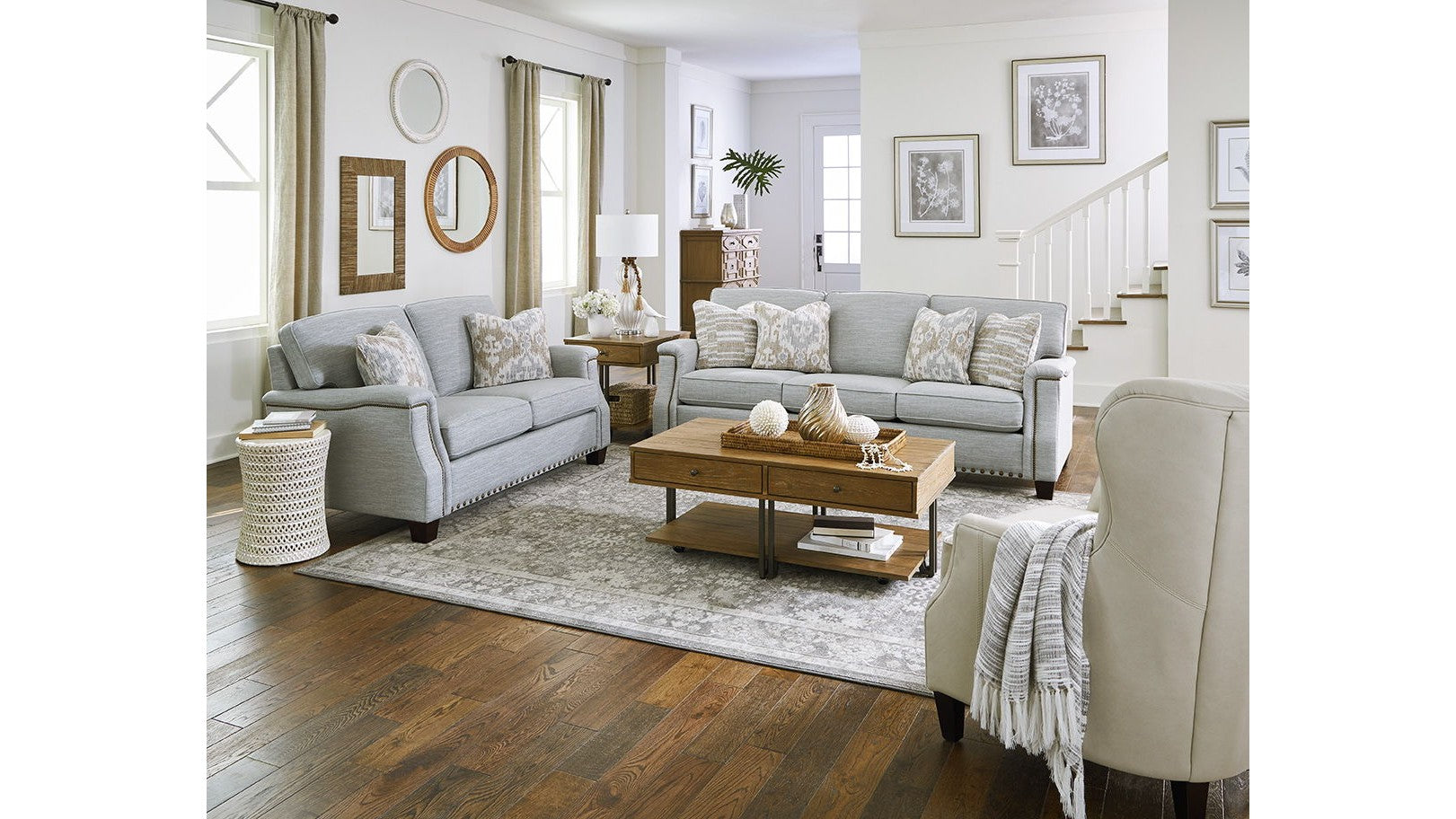 Salem - Loveseat With Nails