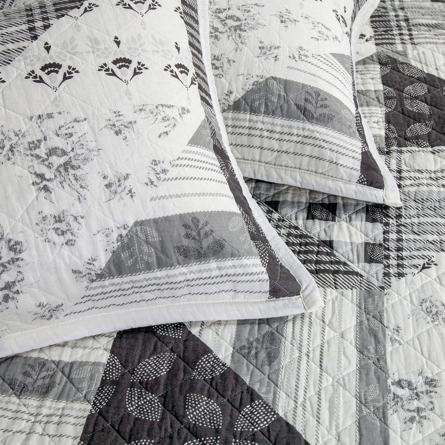 Patchwork Prairie - Full/Queen Reversible Quilt Set (Set of 3) - Black