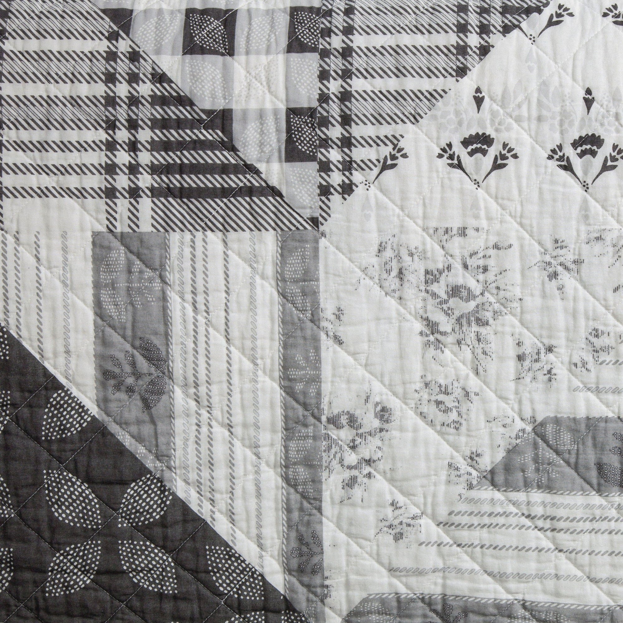 Patchwork Prairie - Full/Queen Reversible Quilt Set (Set of 3) - Black