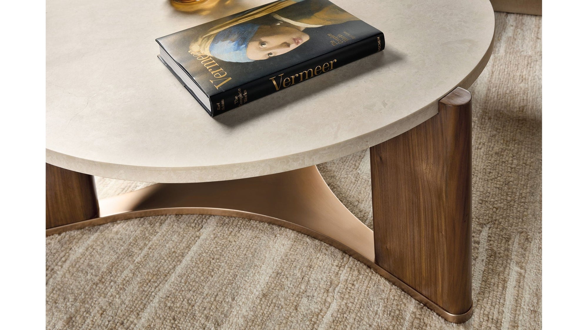 Eleana - Round Table