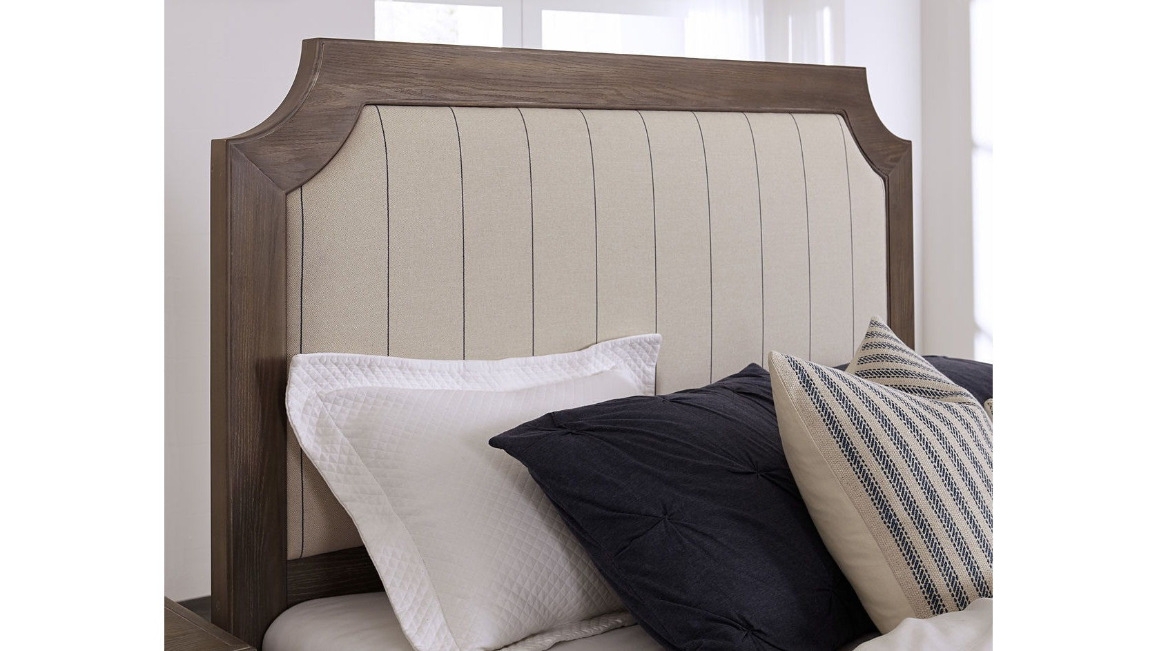 Bungalow - Upholstered Bed